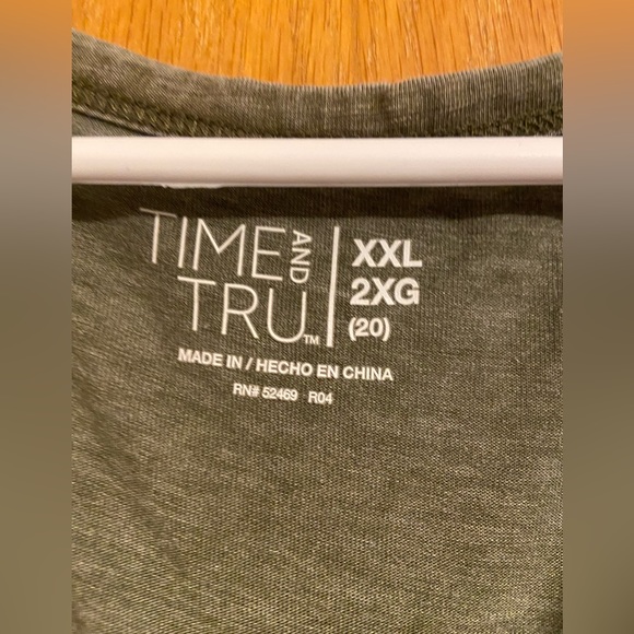 Selling a cute green top! Size XXL but fits a little more like an XL. - Picture 2 of 3